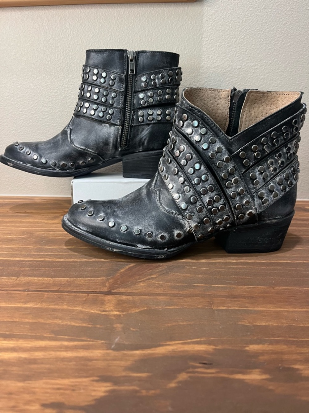 CIRCLE G BLACK Distressed  MOTO Leather Studded Booties SZ 8 MADE IN MEXICO EUC - Picture 2 of 10